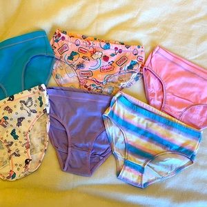 ⭐️NWOT set of 6 pairs of Hanes underwear size 6